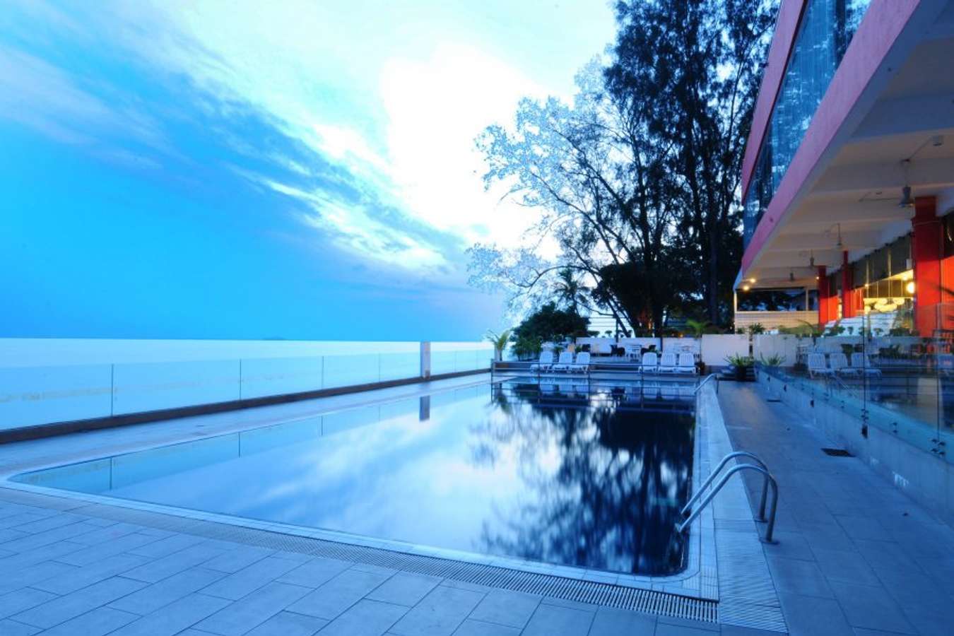 Hotel Sentral - Seaview Pool