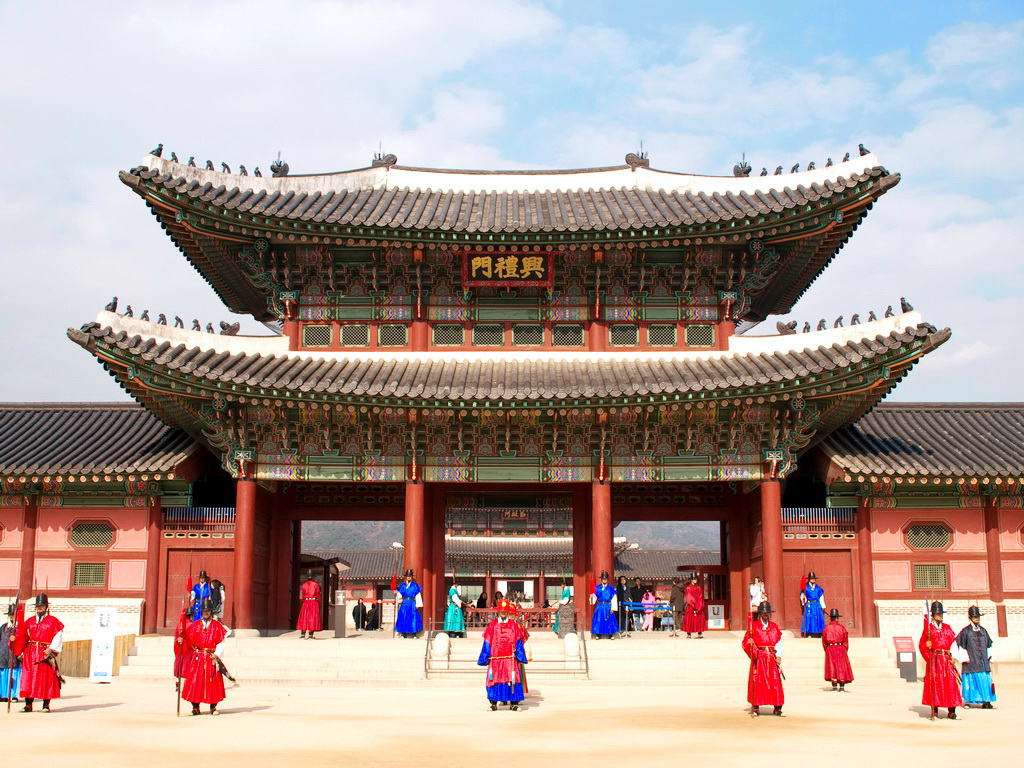 Du lịch Seoul: Seoul là một thành phố hiện đại và phát triển của Hàn Quốc, với nhiều điểm đến hấp dẫn như Lâu đài Gyeongbokgung, Cung điện Gyeonghuigung và các quận mua sắm sầm uất. Hãy đến Seoul để thưởng thức ẩm thực đặc trưng tại khu ẩm thực truyền thống Gwangjang Market hoặc tham quan khu phố cổ Bukchon Hanok và cảm nhận sự riêng tư trong một không gian yên tĩnh.