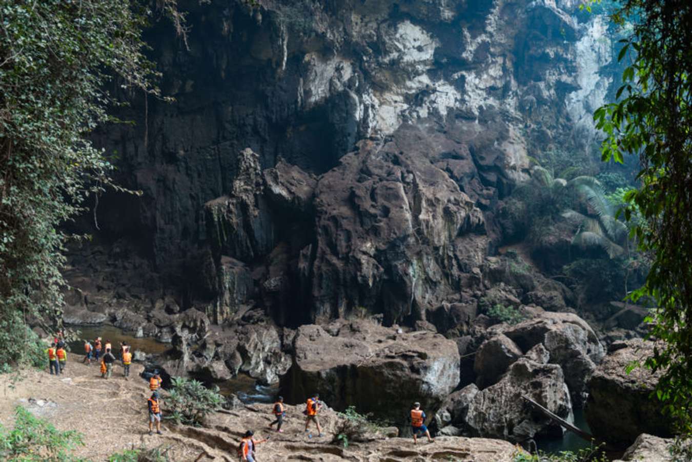 อุทยานแห่งชาติลำคลองงู ถ้ำเสาหินลำคลองงู - สถานที่เที่ยวในกาญจนบุรี