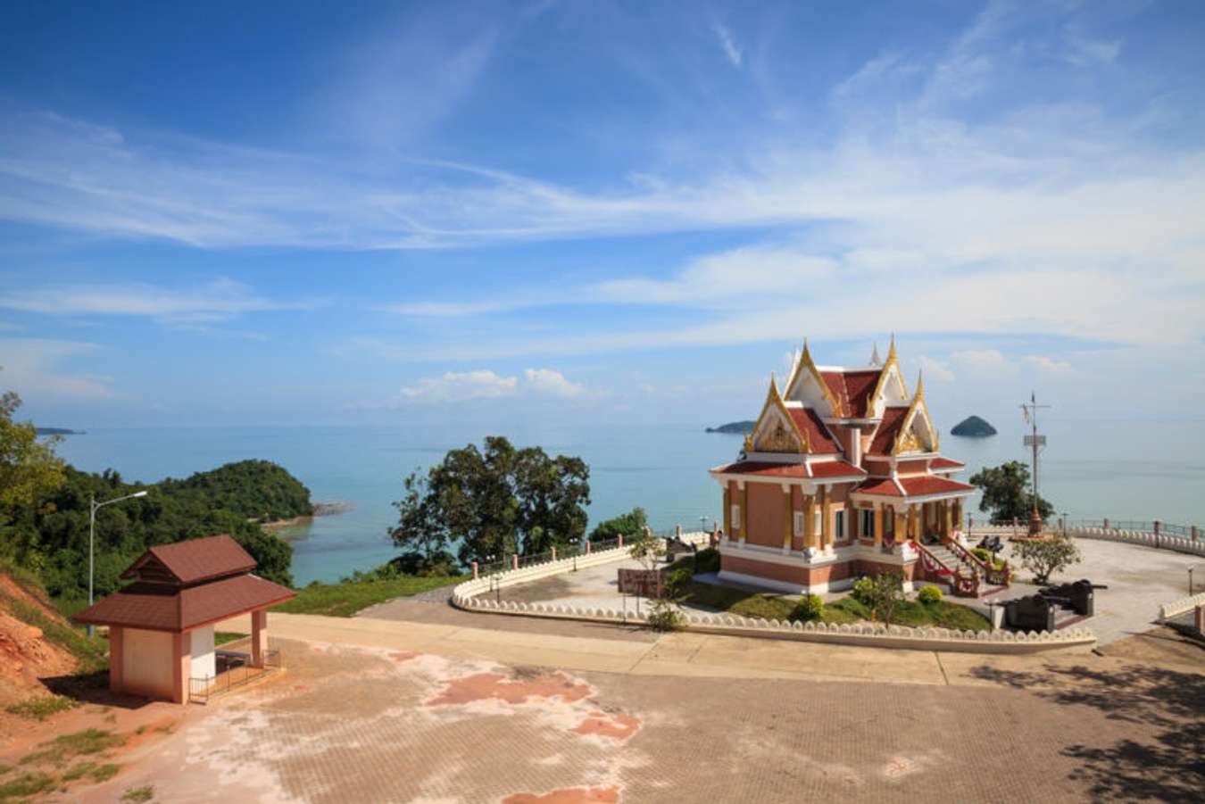 ศาลกรมหลงชุมพรเขตอุดมศักดิ์ เขาหัวถ่าน - สถานที่เที่ยวชุมพร