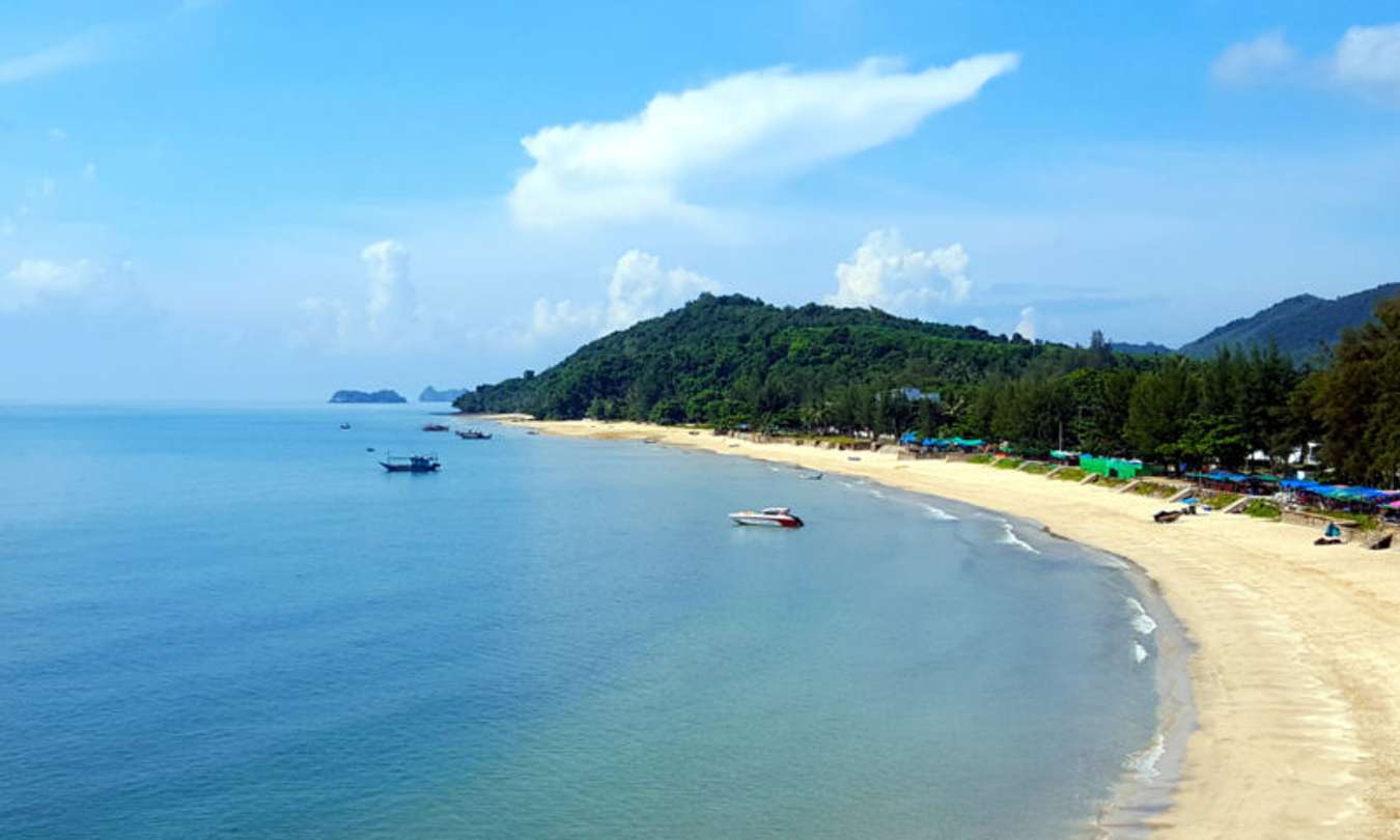 หาดทรายรี - สถานที่เที่ยวชุมพร