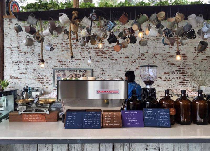 เอาใจสายอาร์ตและคอกาแฟทั้งหลายกับร้าน Ceramic Coffe By Sailom ที่ภายในร้านเต็มไปด้วยกลิ่นของกาแฟหอมอบอวนไปทั่วทั้งร้าน เป็นที่เที่ยวไม่ไกลกรุงเทพที่น่าไปมาก ๆ 