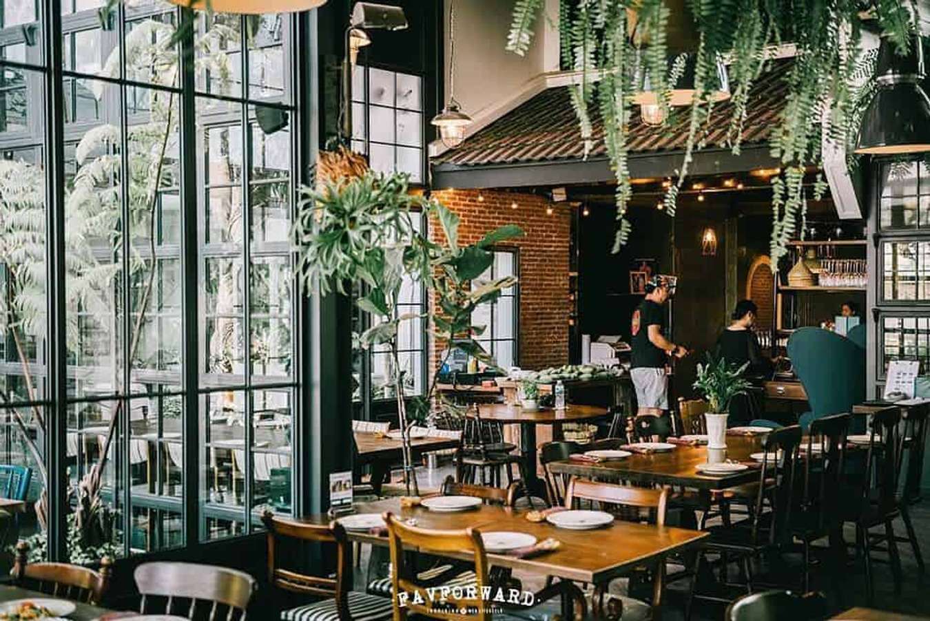 Quán cà phê ở Bangkok: Với không gian cổ điển, trầm lắng và hương vị cà phê ngon tuyệt, quán cà phê này đảm bảo sẽ khiến bạn thích thú ngay từ lần đầu đến thăm. Xem bức ảnh này và chắc chắn bạn sẽ muốn dành thời gian để thưởng thức tách cà phê trầm lắng tại đây.