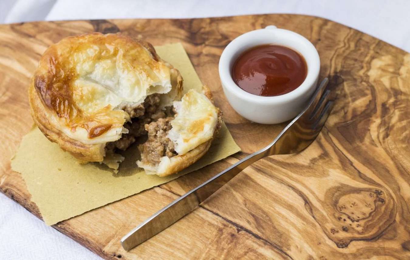 Ăn gì ở Sydney? Bánh nướng meat pie