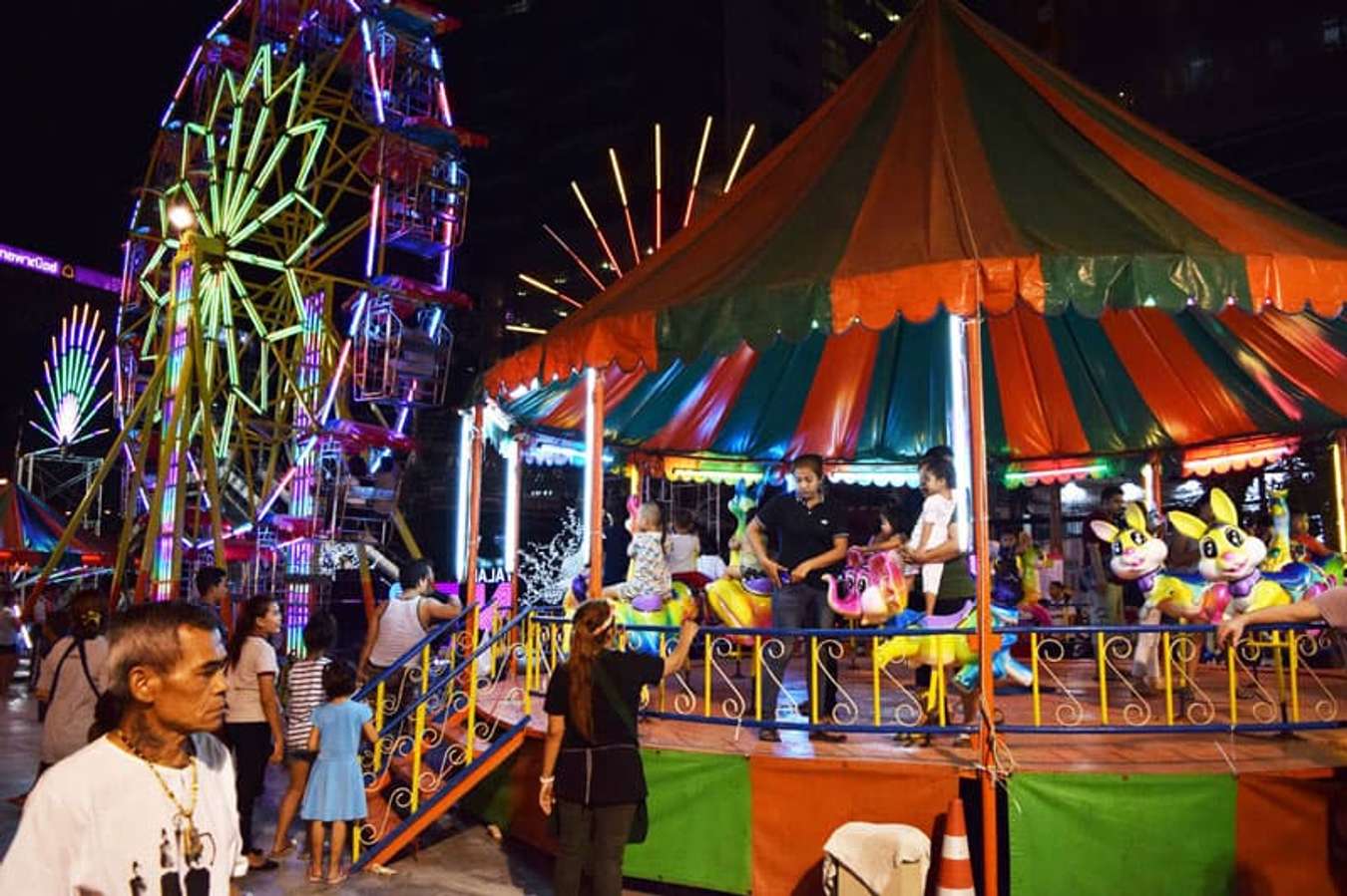 chợ đêm bangkok-Train Night Market - Ratchada-Talad Rot Fai