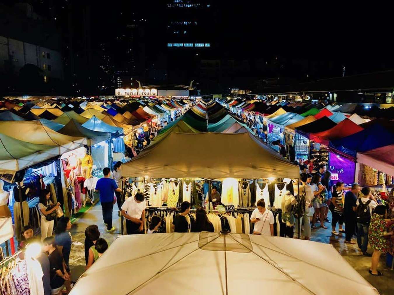 chơ đêm bangkok-Train Night Market - Ratchada-Talad Rot Fai