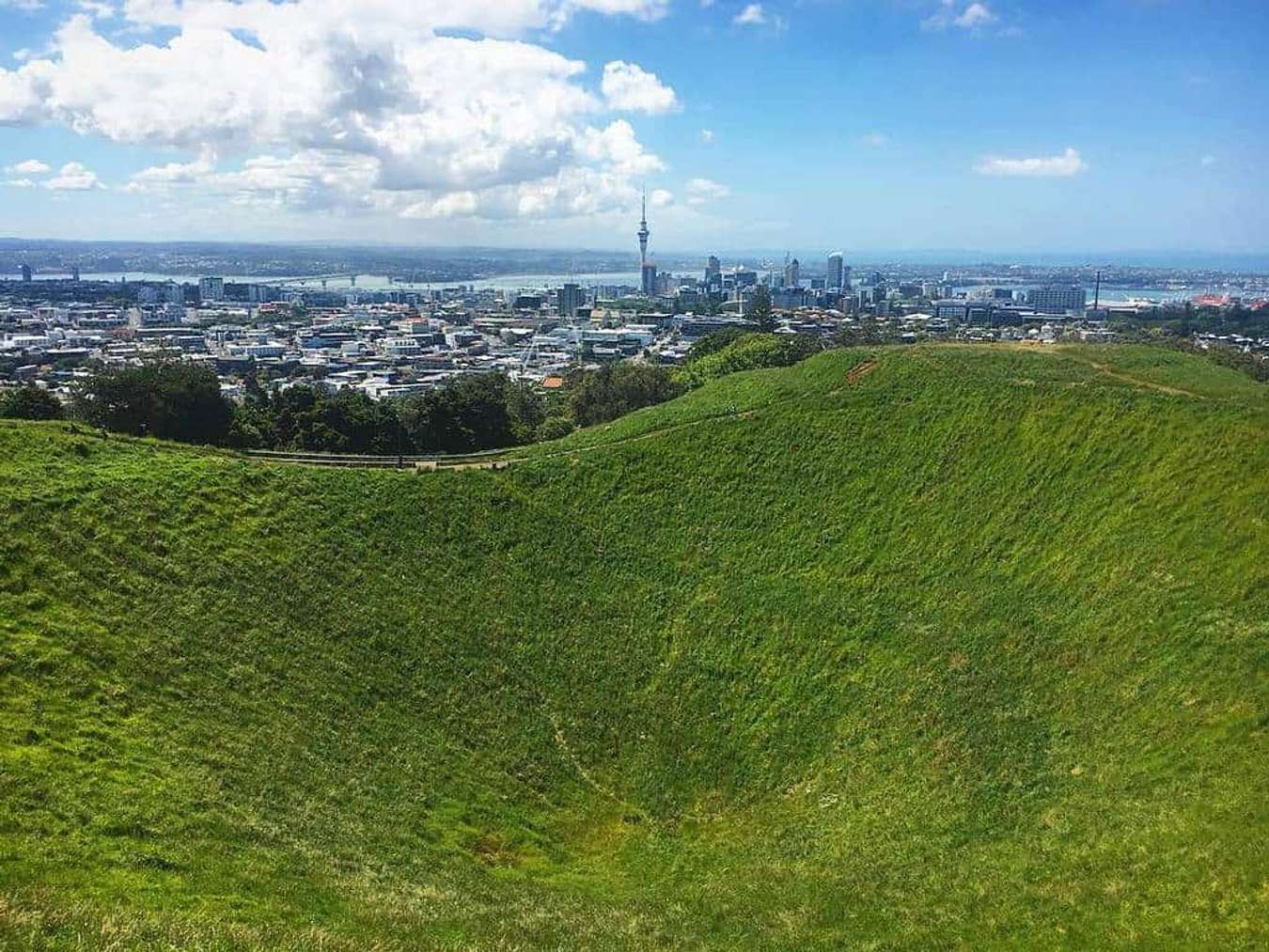 Miệng hố núi lửa trên núi Eden - du lịch Auckland