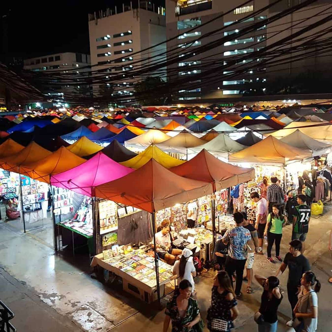 Chợ đêm Rot Fai - Ăn gì ở Bangkok?