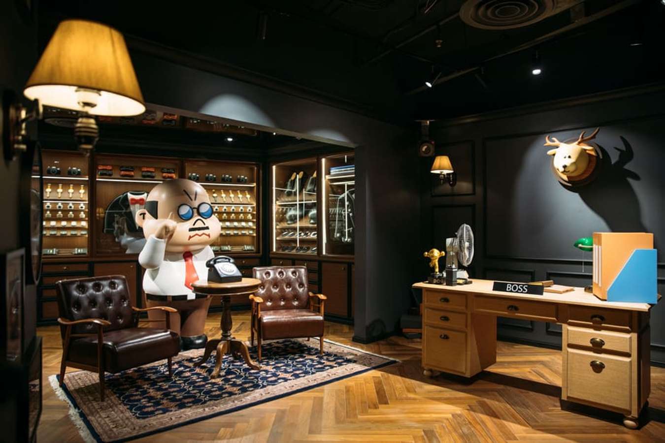 кессонные потолки дерево кабинет интерьер. комната босса. кабинет мафии интерьер. современный офис интерьер. кабинет в стиле мафии.