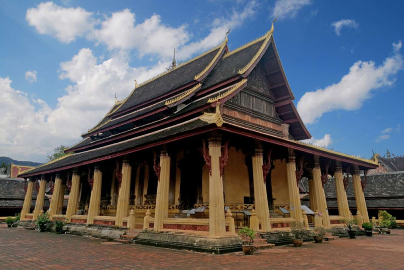 วัดศรีสะเกษ หรือวัดสะตะสะหัสสาราม (Sisaket Temple)