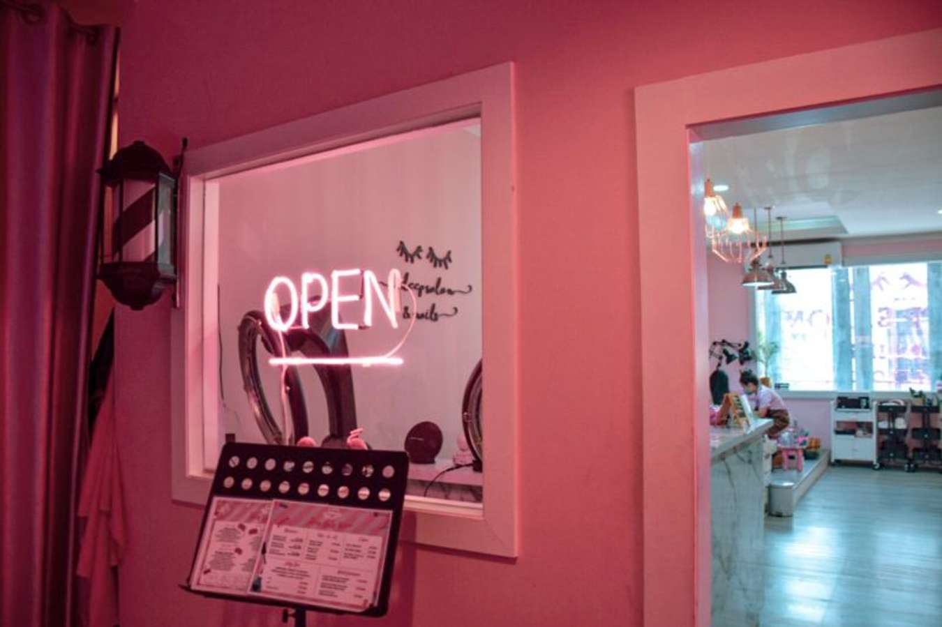 Sleep Salon BKK ซาลอนสีชมพูสำหรับสายหวาน เปลี่ยนสาวๆ ให้สวยใสตั้งแต่หัว