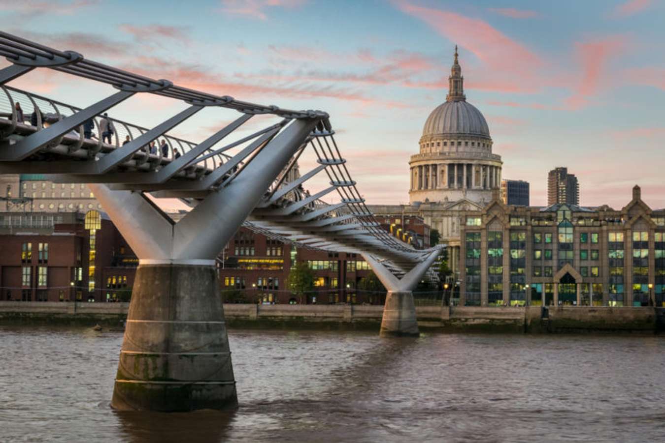 Millennium Bridge Traveloka