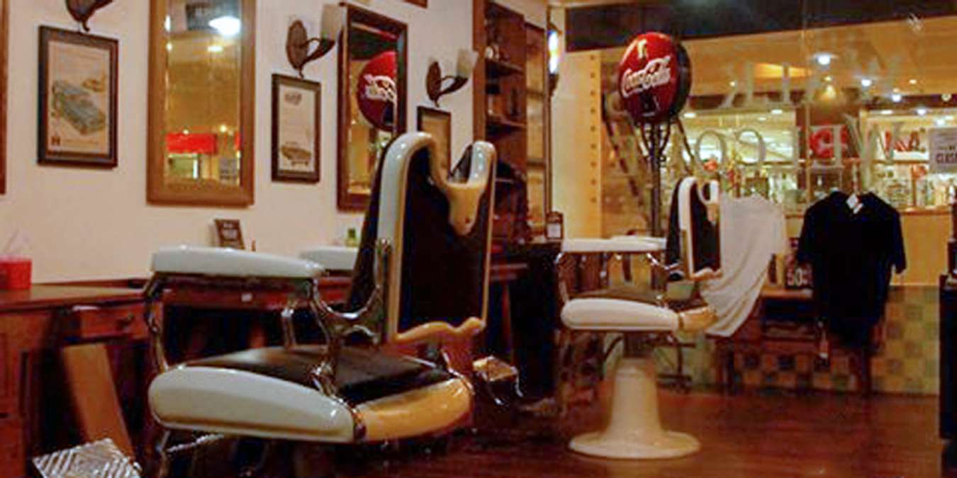 Interior vintage di Batavia Barber Cilandak Town Square