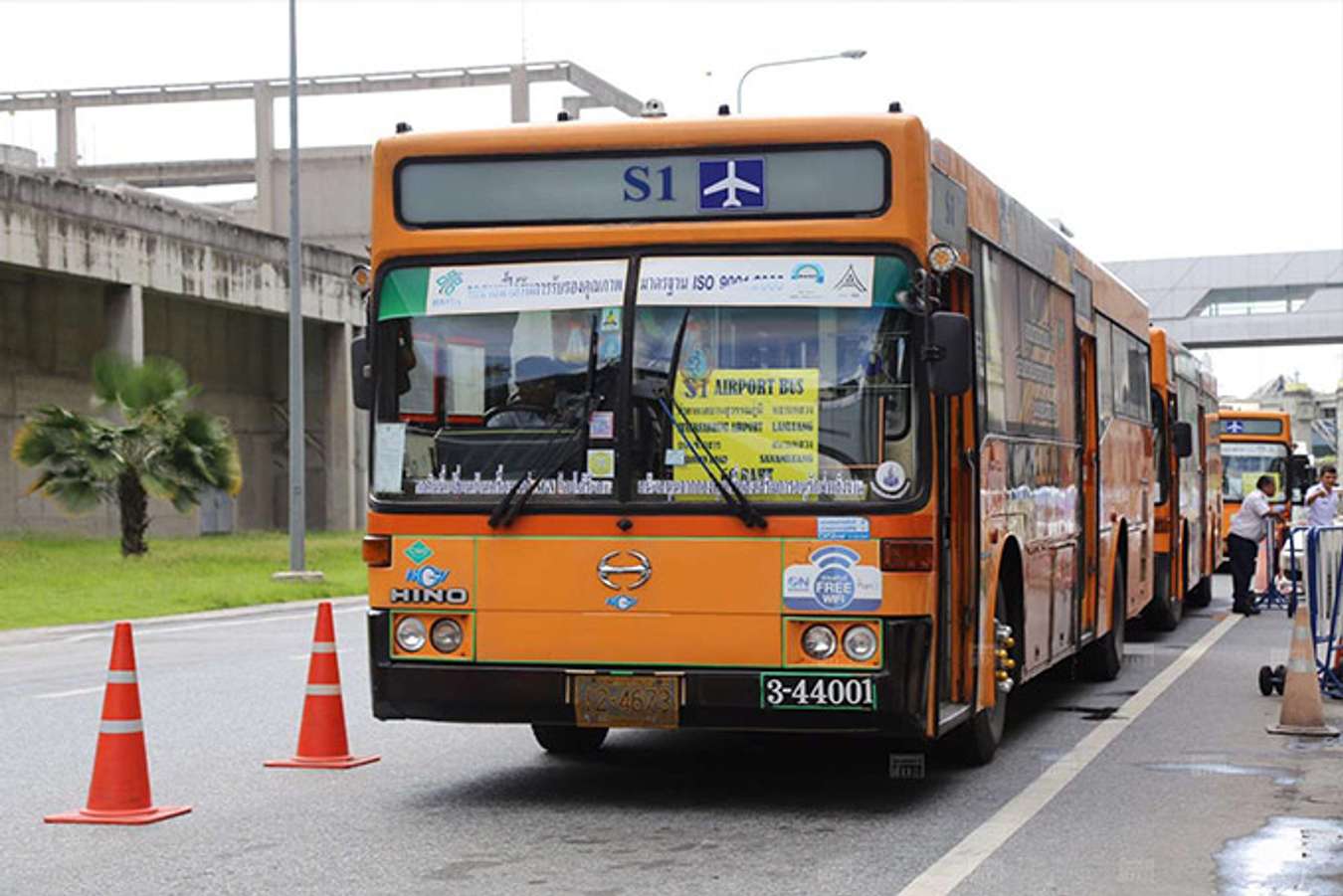 สนามบินสุวรรณภูมิ , รถุรับส่งสนามบิน