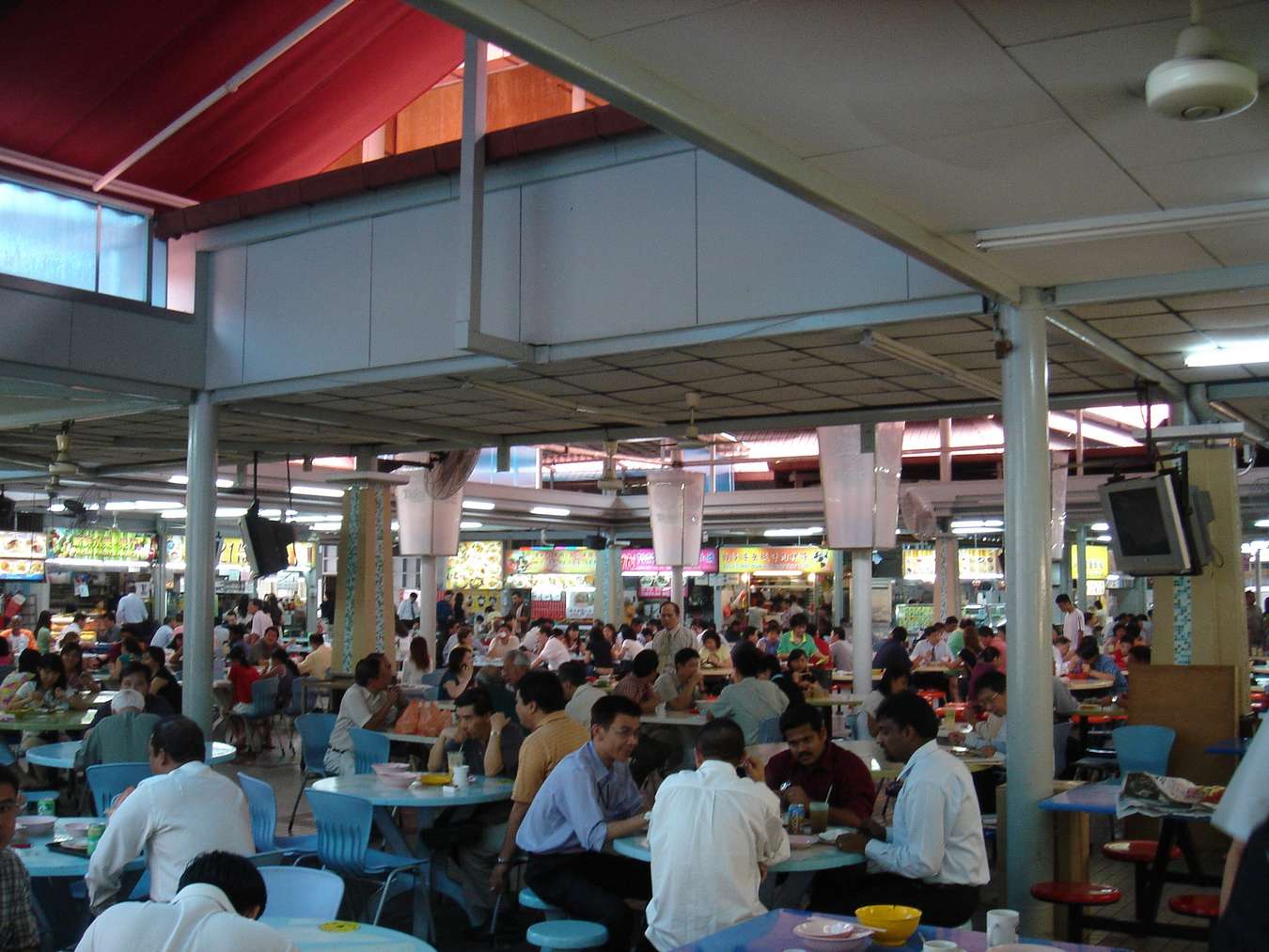 Negara yang terkenal akan street food - Changi Village Hawker Centre