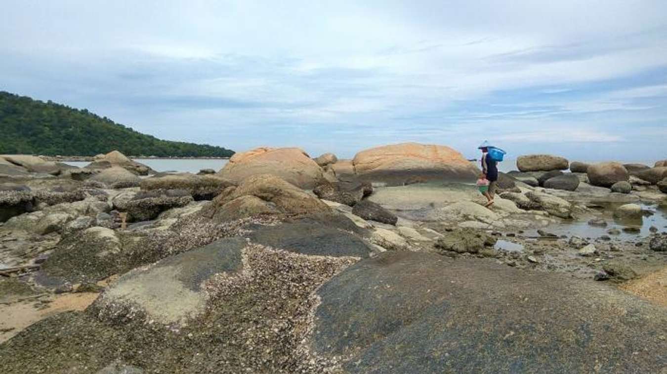 Pantai Batu Burung - Destinasi wisata di Singkawang