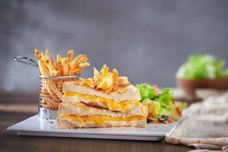 Hidangan Makanan di Golden Tulip Holland Resort Batu