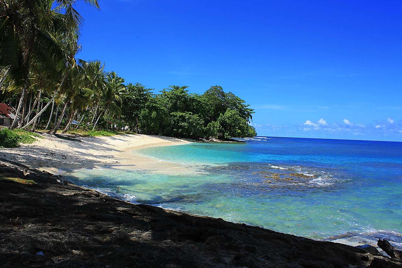 Pantai Bakaro - Destinasi tempat wisata di Papua Barat