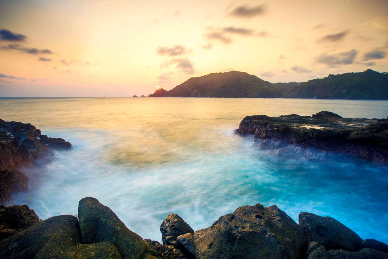 Pantai Wedi Ombo - wisata di Indonesia