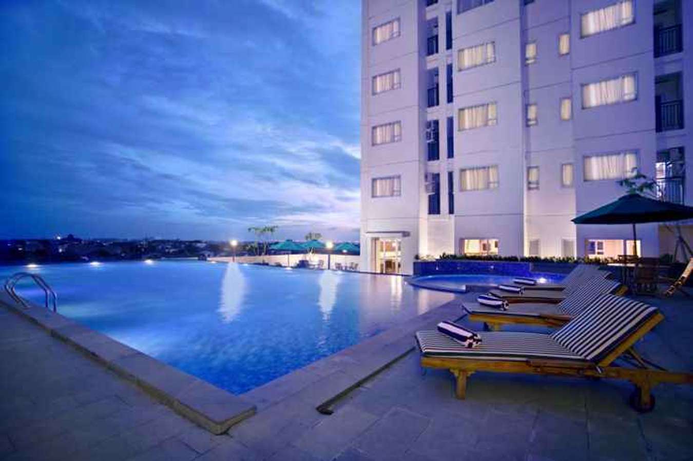 Fasilitas infinity pool di Aston Pluit Hotel and Residence