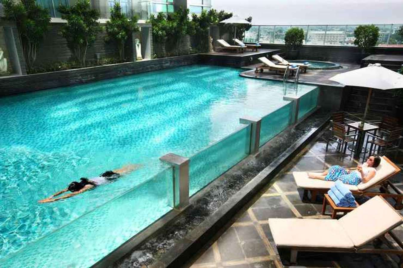 Infinity Pool di Cambridge Hotel Medan