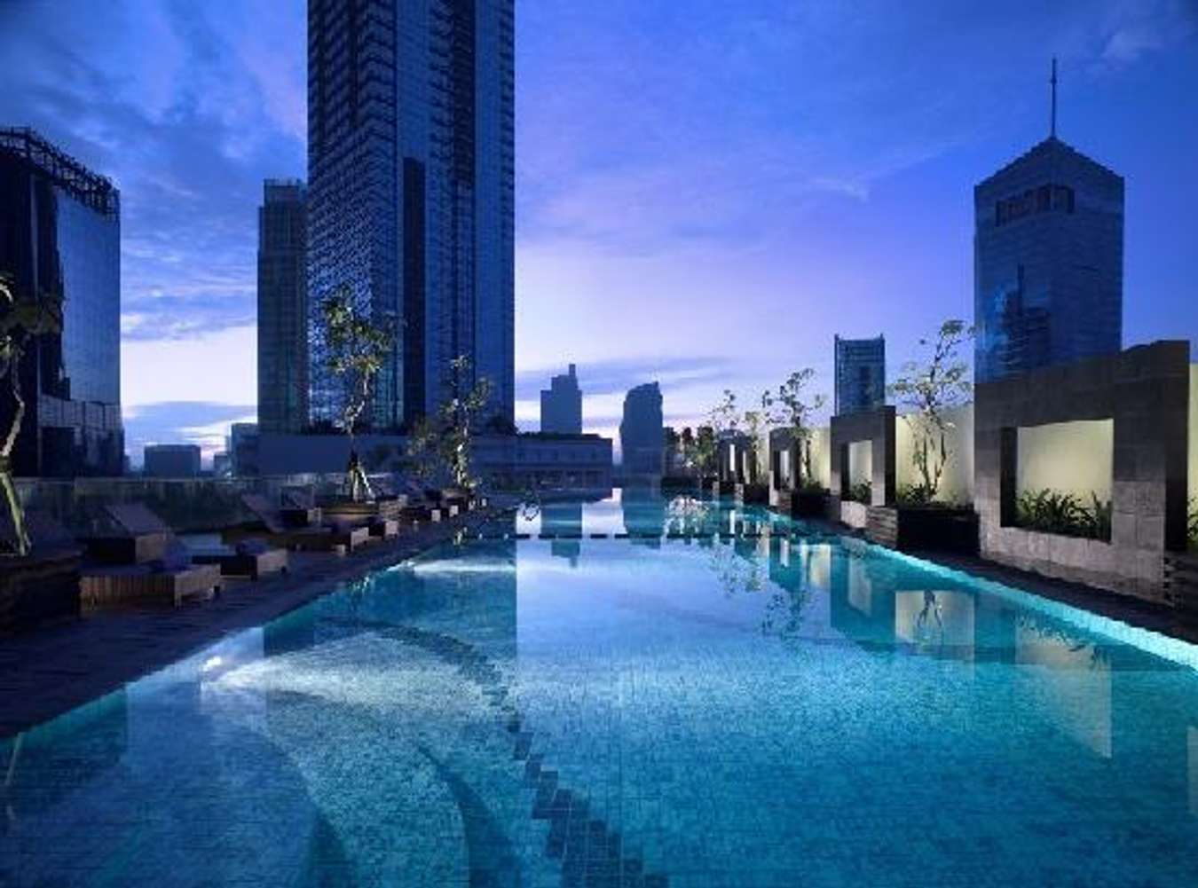 Infinity Pool di Oakwood Premier Cozmo Jakarta