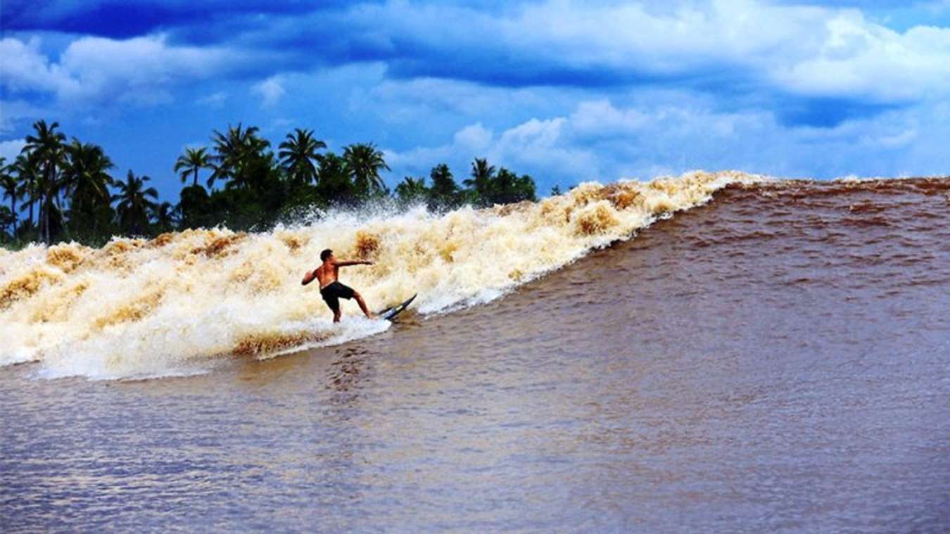 Ombak di Sungai Kampar - Lokasi Surfing di Indonesia