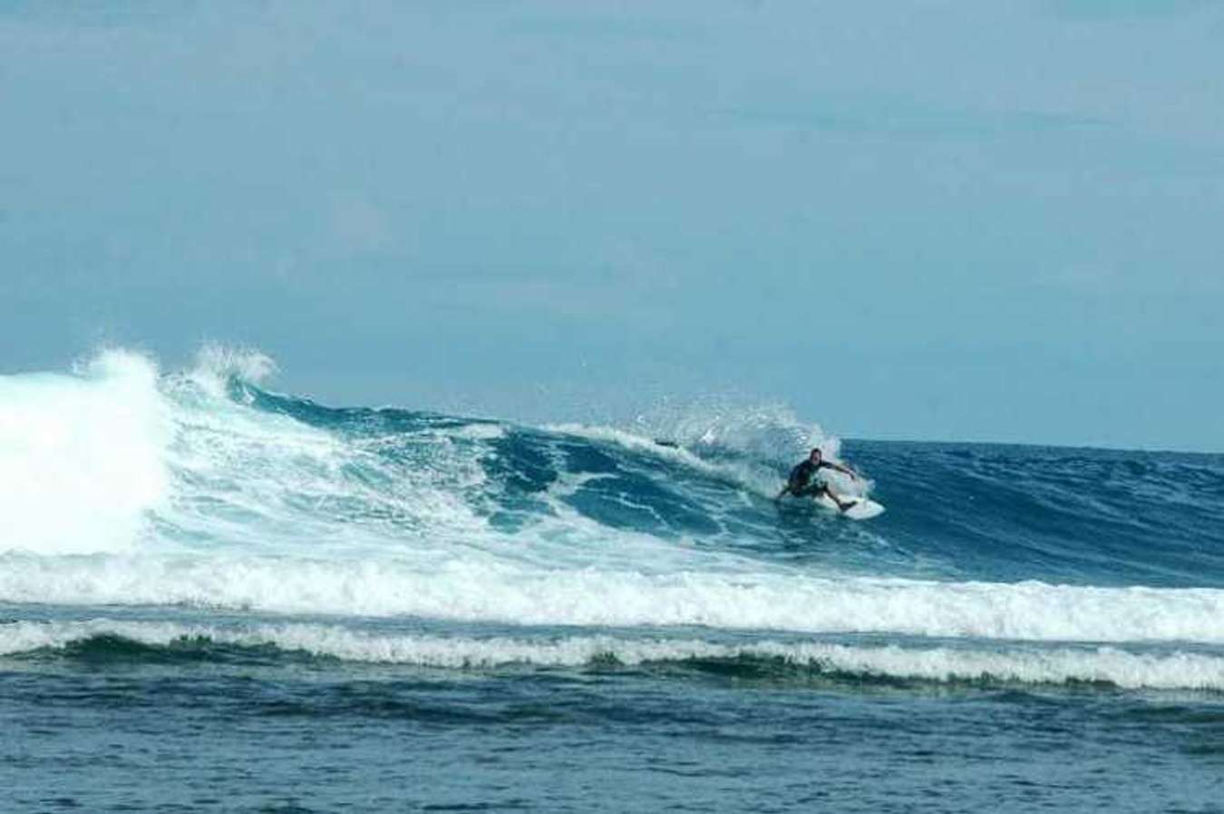 Pantai Ombak Tujuh di Sukabumi - Lokasi Surfing terbaik di Indonesia