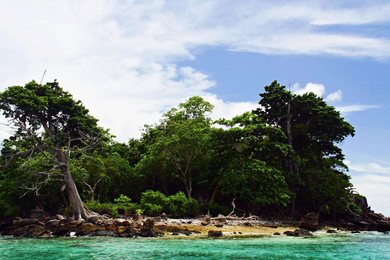 Pulau Rubiah di Sabang - Destinasi staycation honeymood