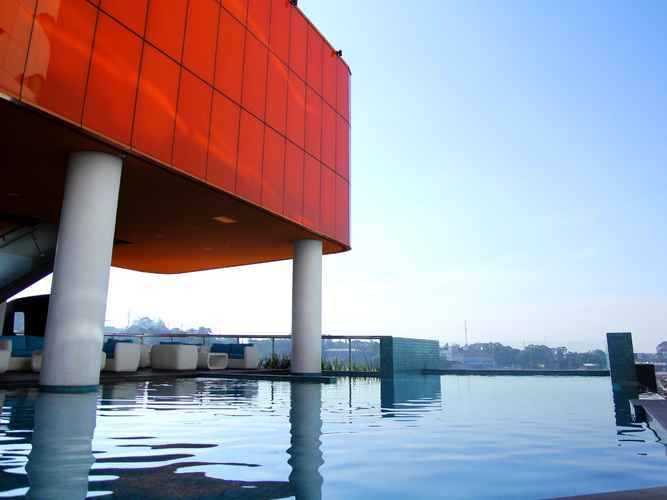 Infinity Pool di Sensa Hotel Bandung