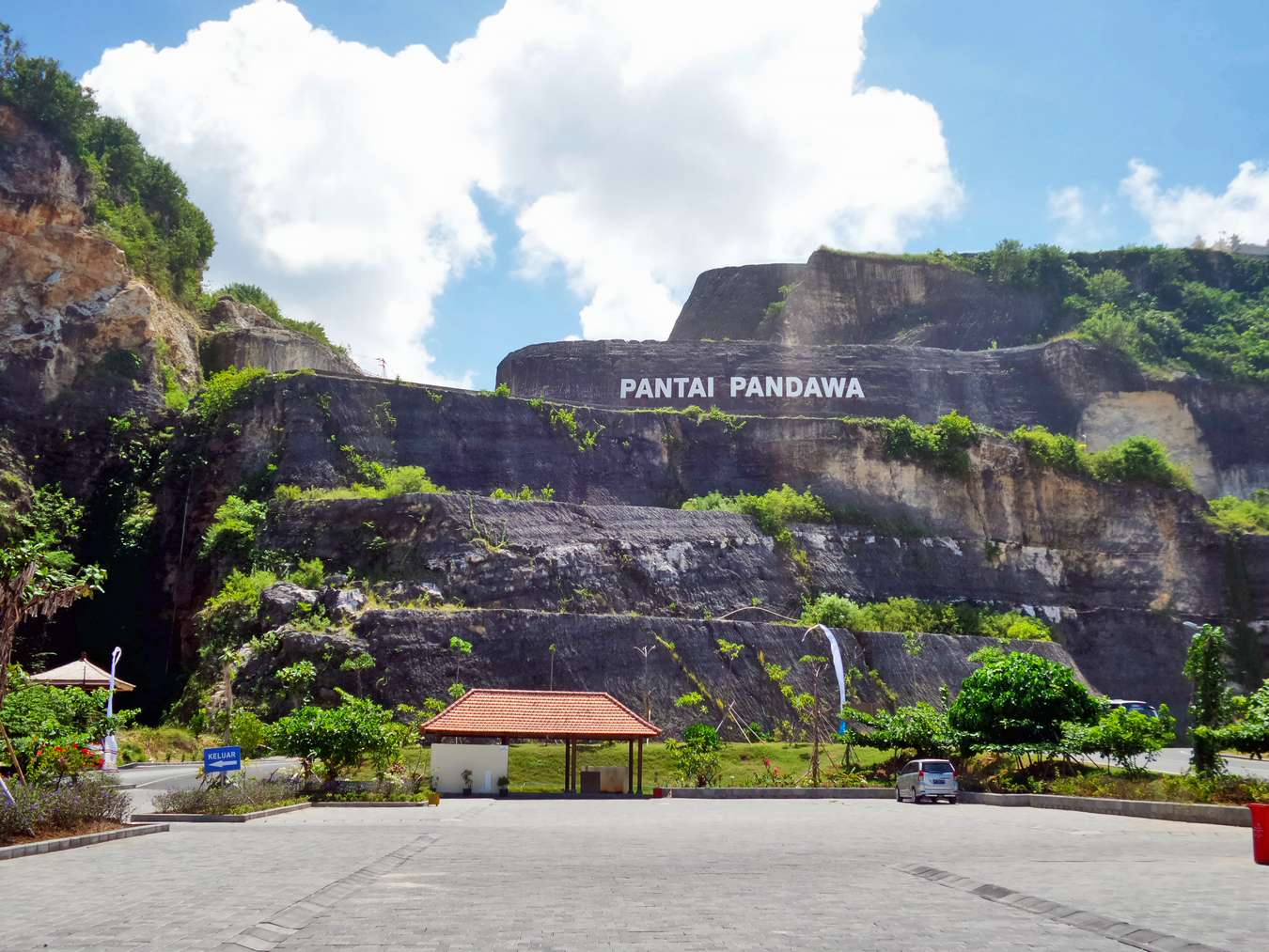 Tebing di Pantai Pandawa - Wisata Pantai terindah di Asia Tenggara