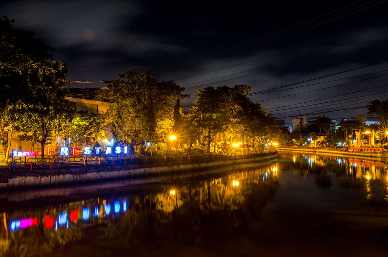 Taman Prestasi - Taman kota di Surabaya