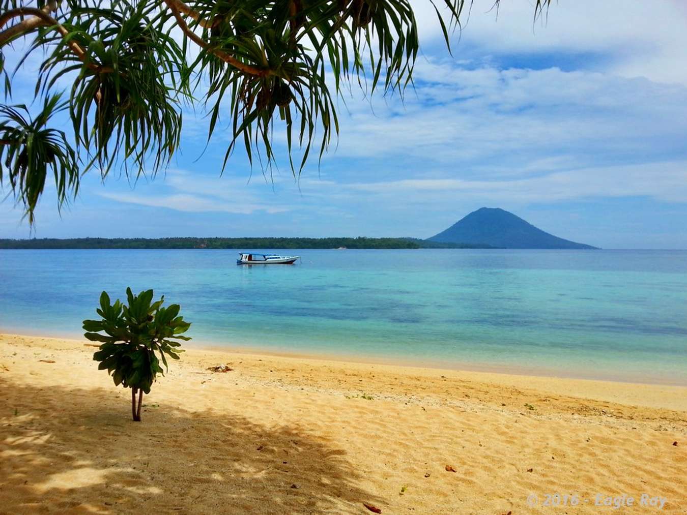 Pantai di Pulau Siladen - Wisata di Manado