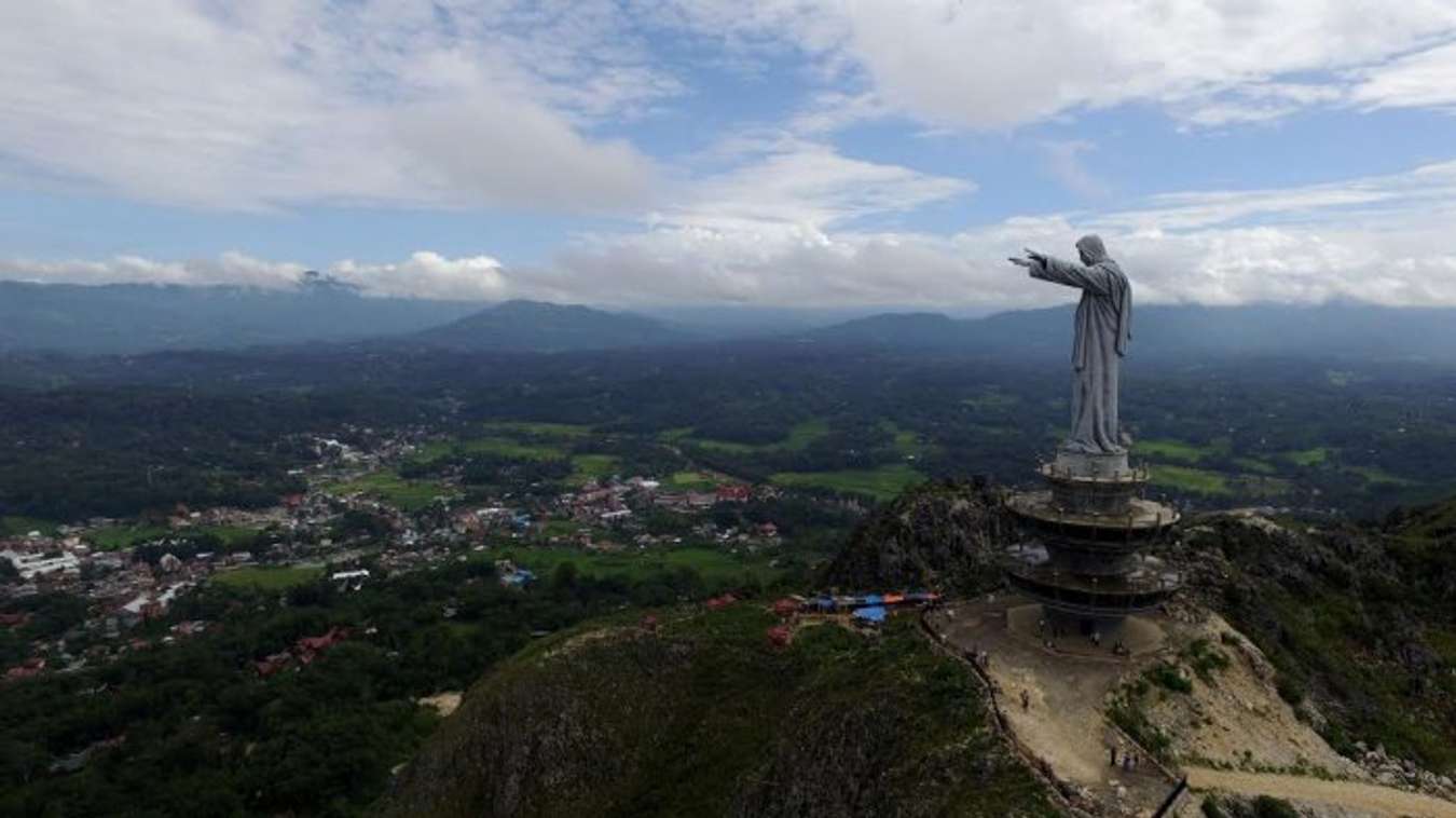 Patung Tuhan Yesus Memberkati - Destinasi objek wisata religi di Indonesia