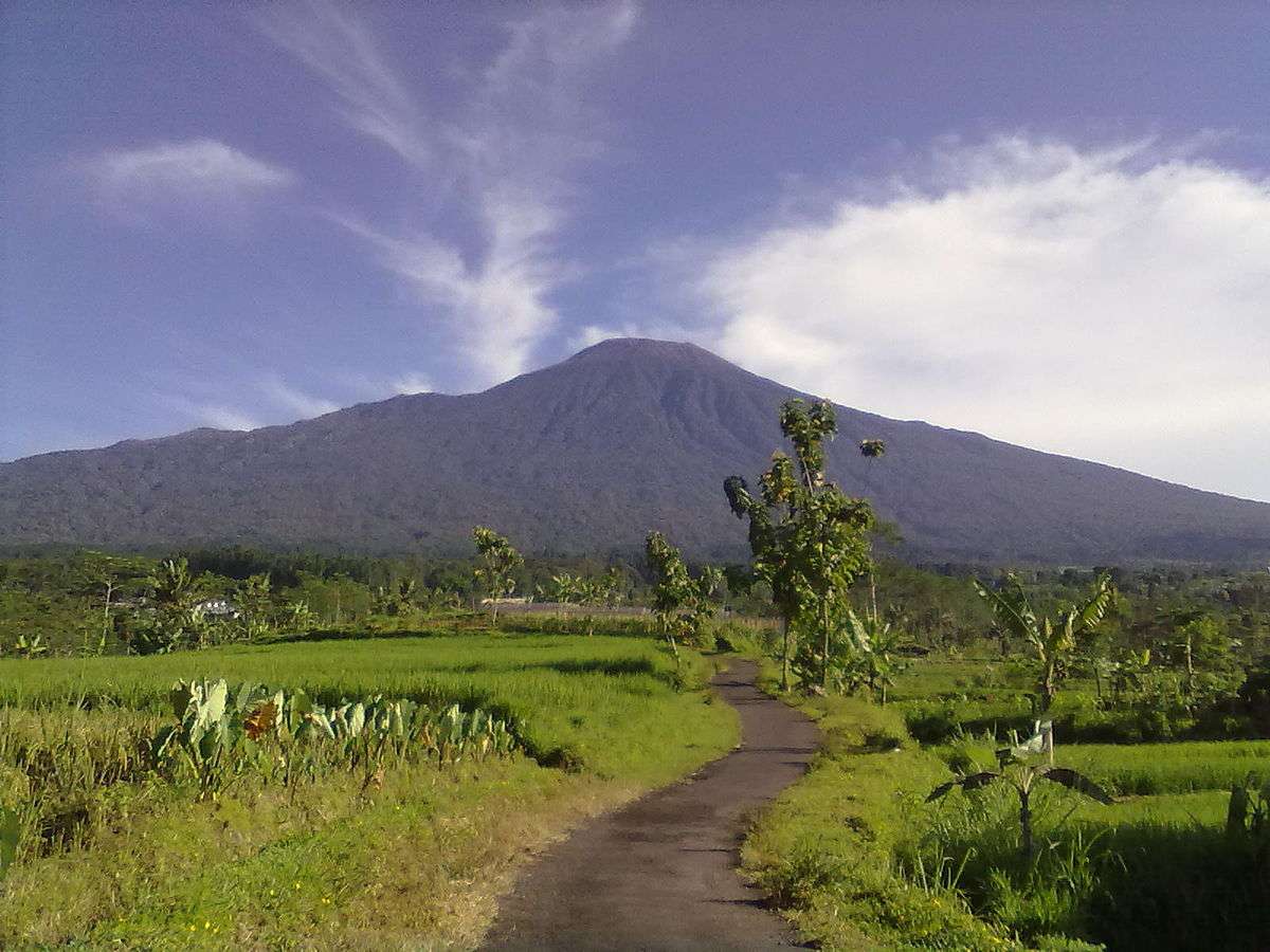 12 Gunung Paling Tinggi Di Indonesia Yang Menantang