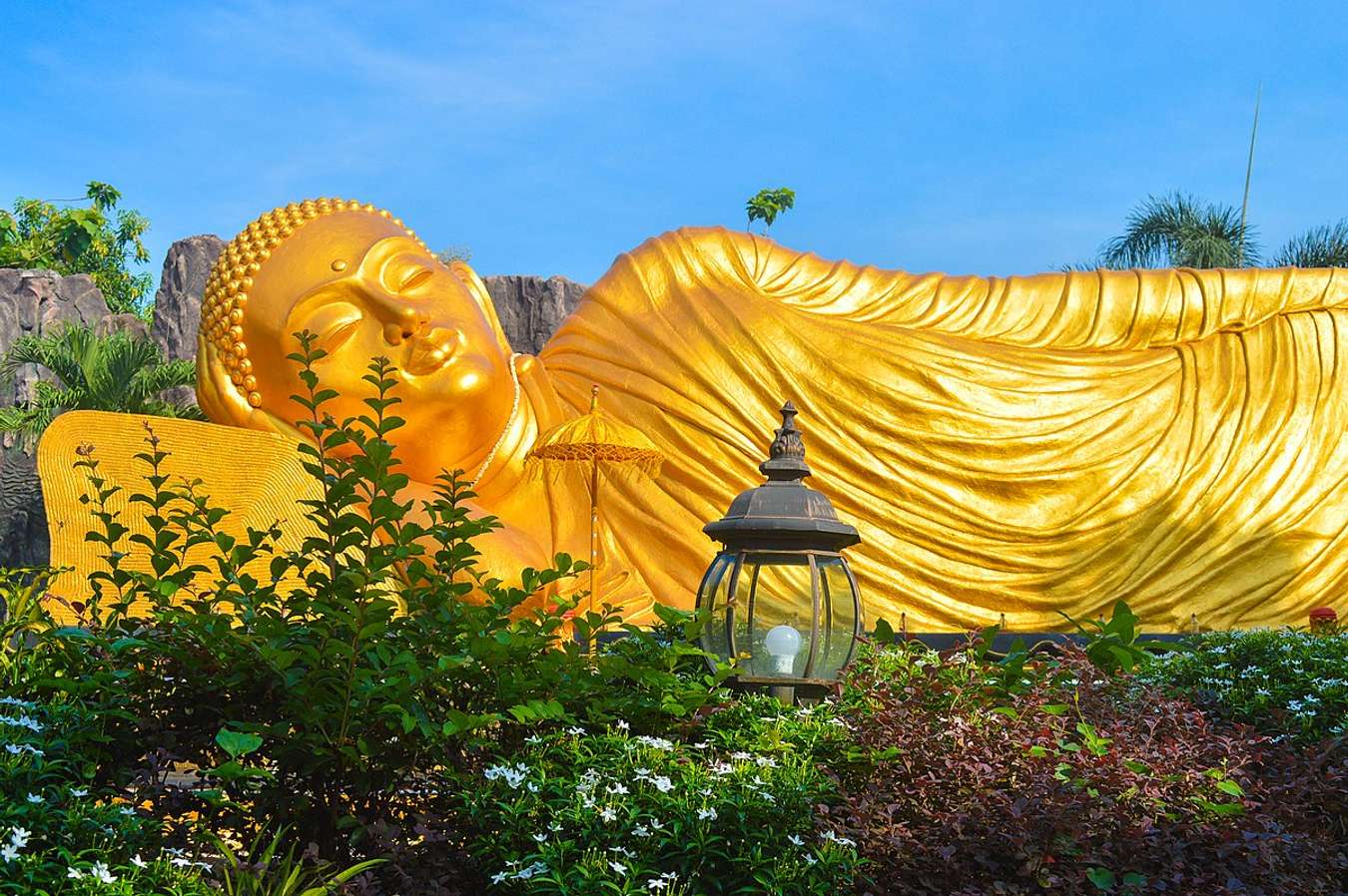 Patung Buddha Tidur di Trowulan