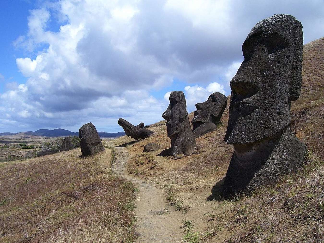 Patung Moai di Pulau Paskah