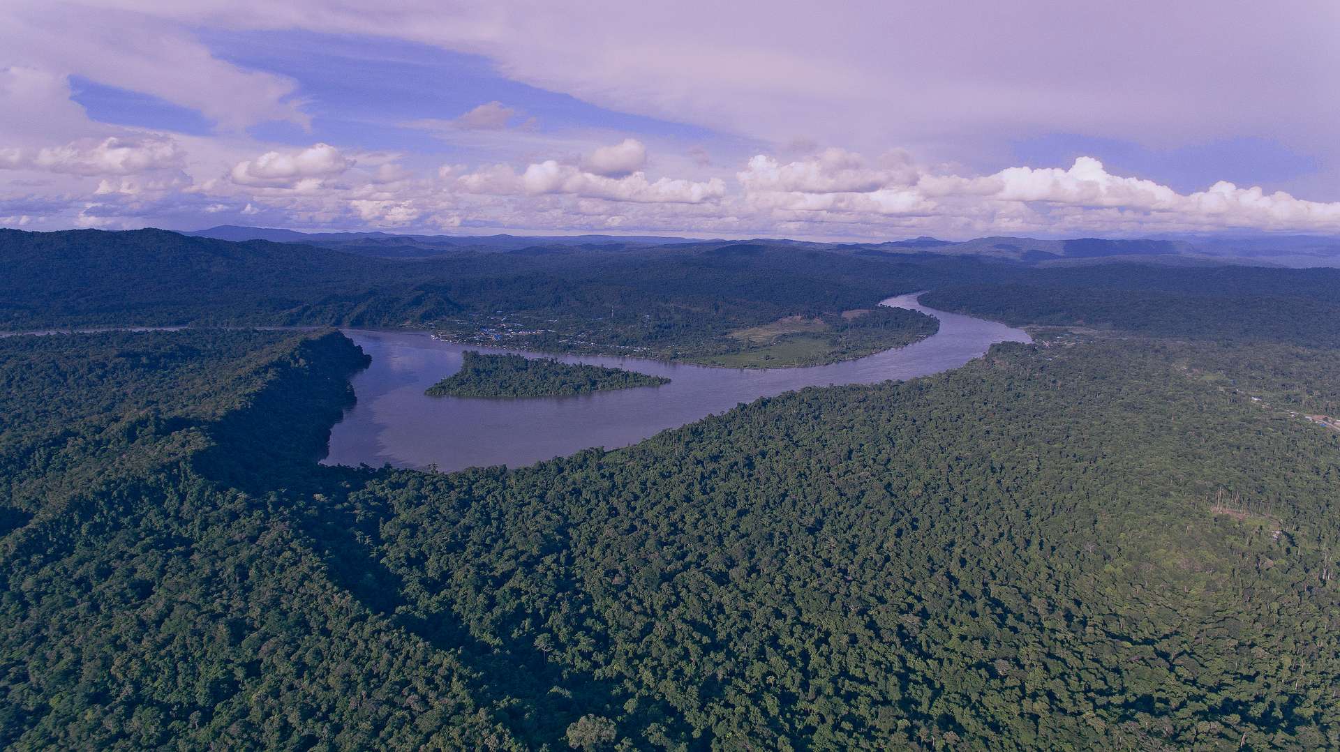 Sungai terpanjang di pulau jawa ialah sungai