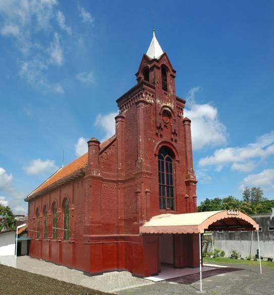 Gereja Merah Kediri - Gereja Bersejarah di Indonesia