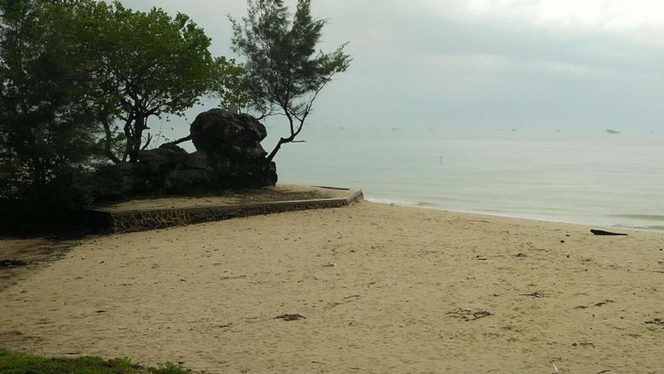 Pantai Batu Berdaun  - Pantai di Kepulauan Riau