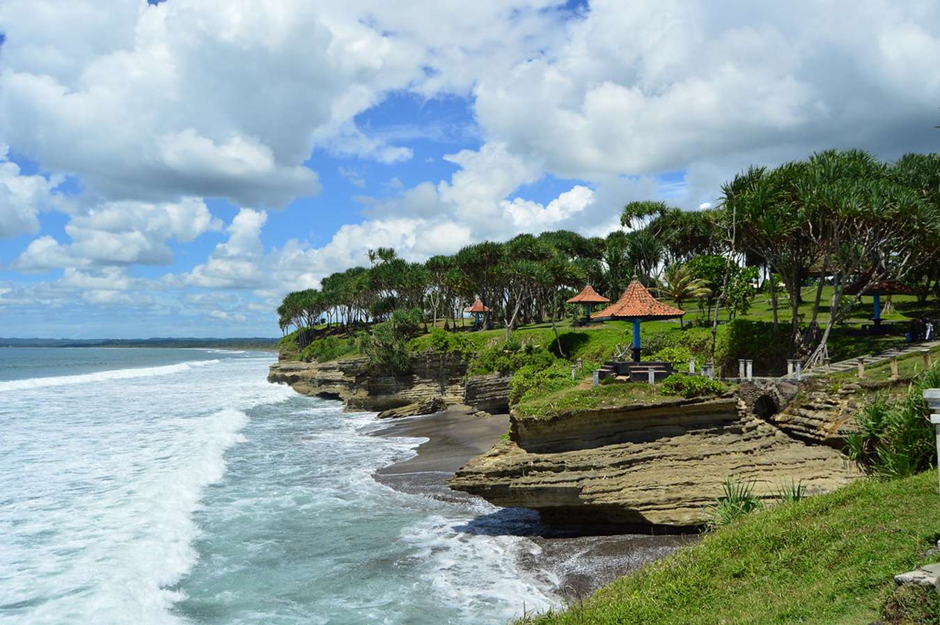 Pantai Batu Hiu - Wisata di Pangandaran