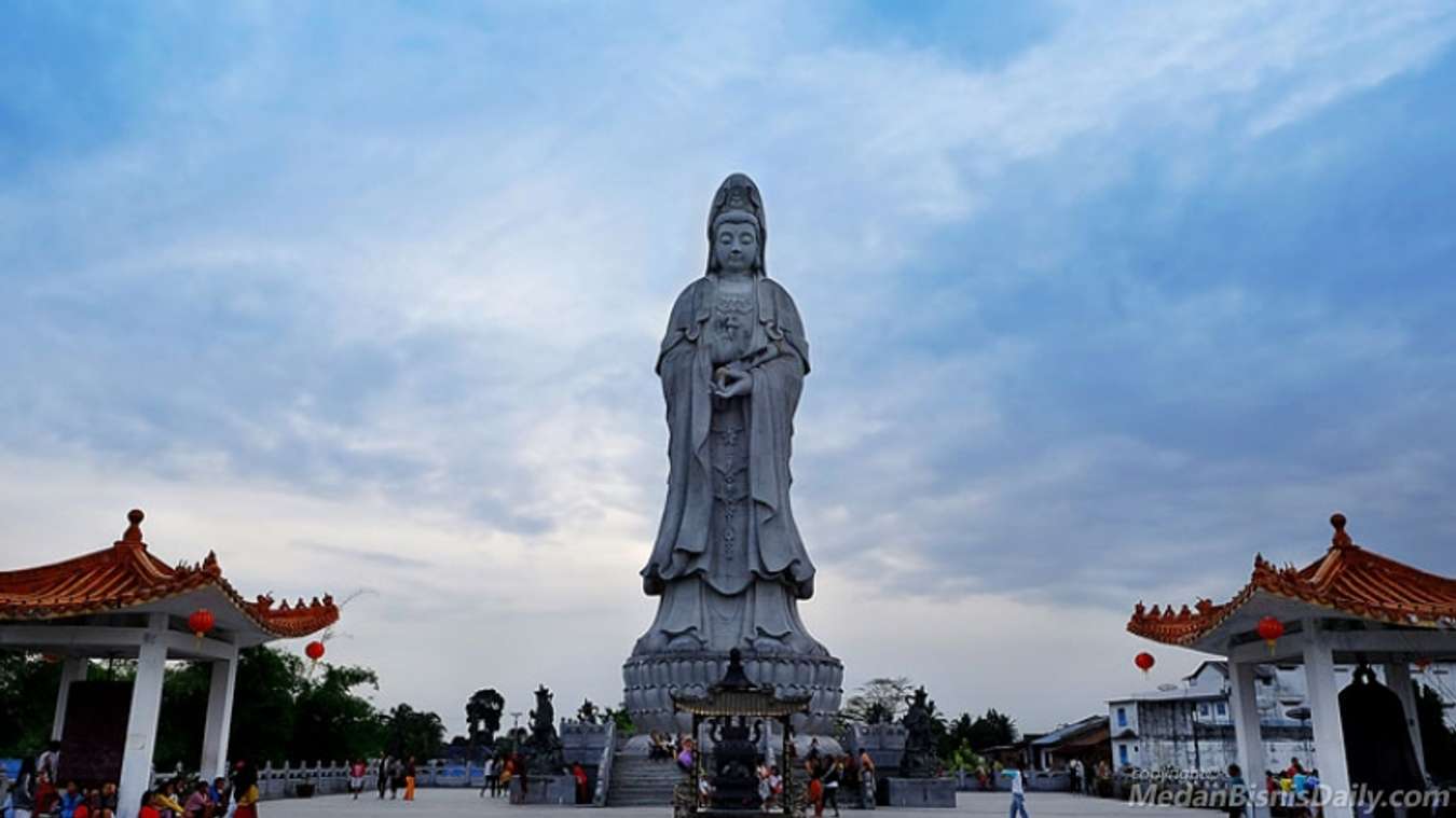 Patung Dewi Kwan Im di Vihara Avalokitesvara - Wisata di Siantar