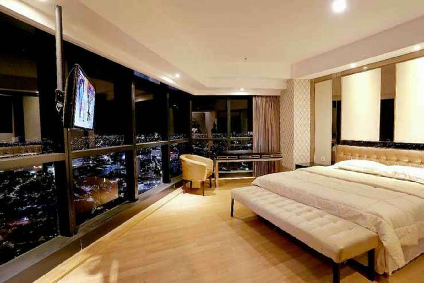 Luxury Room at The Peak Residence by Mitsukoka