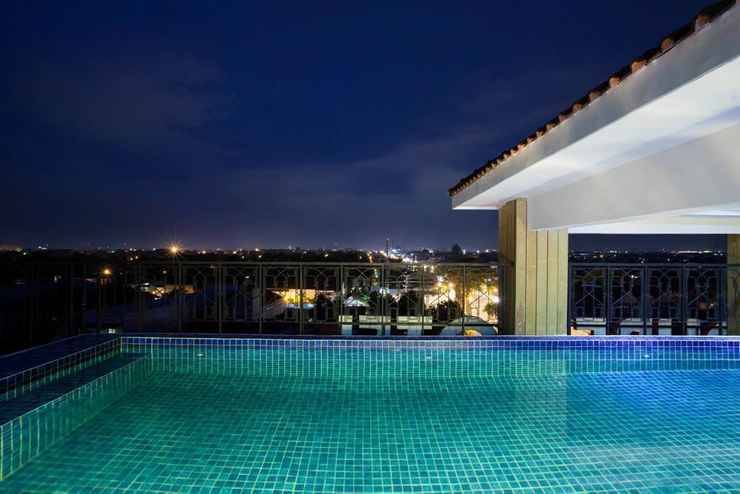 Rooftop Pool di The Cube Hotel