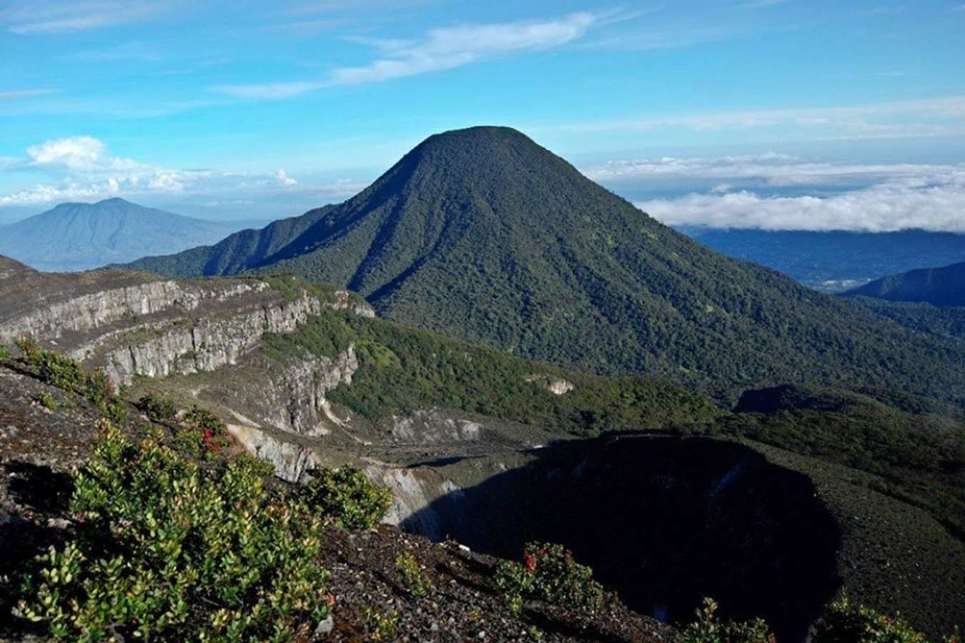 9 Gunung Tertinggi Di Jawa Barat Surganya Para Pendaki 5695