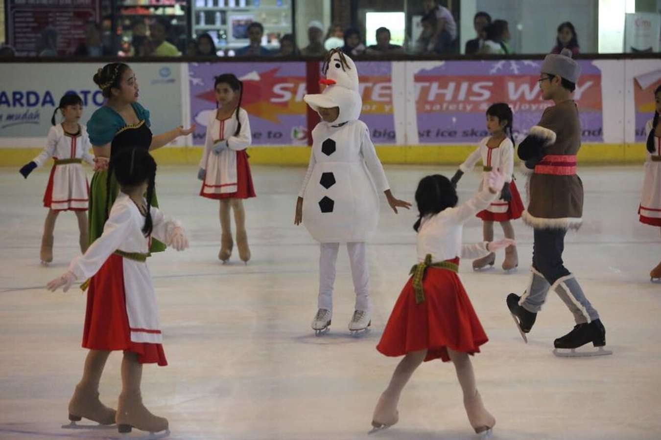 Liburan Ala Musim Dingin di Ice Skating Bintaro BX Ice Rink