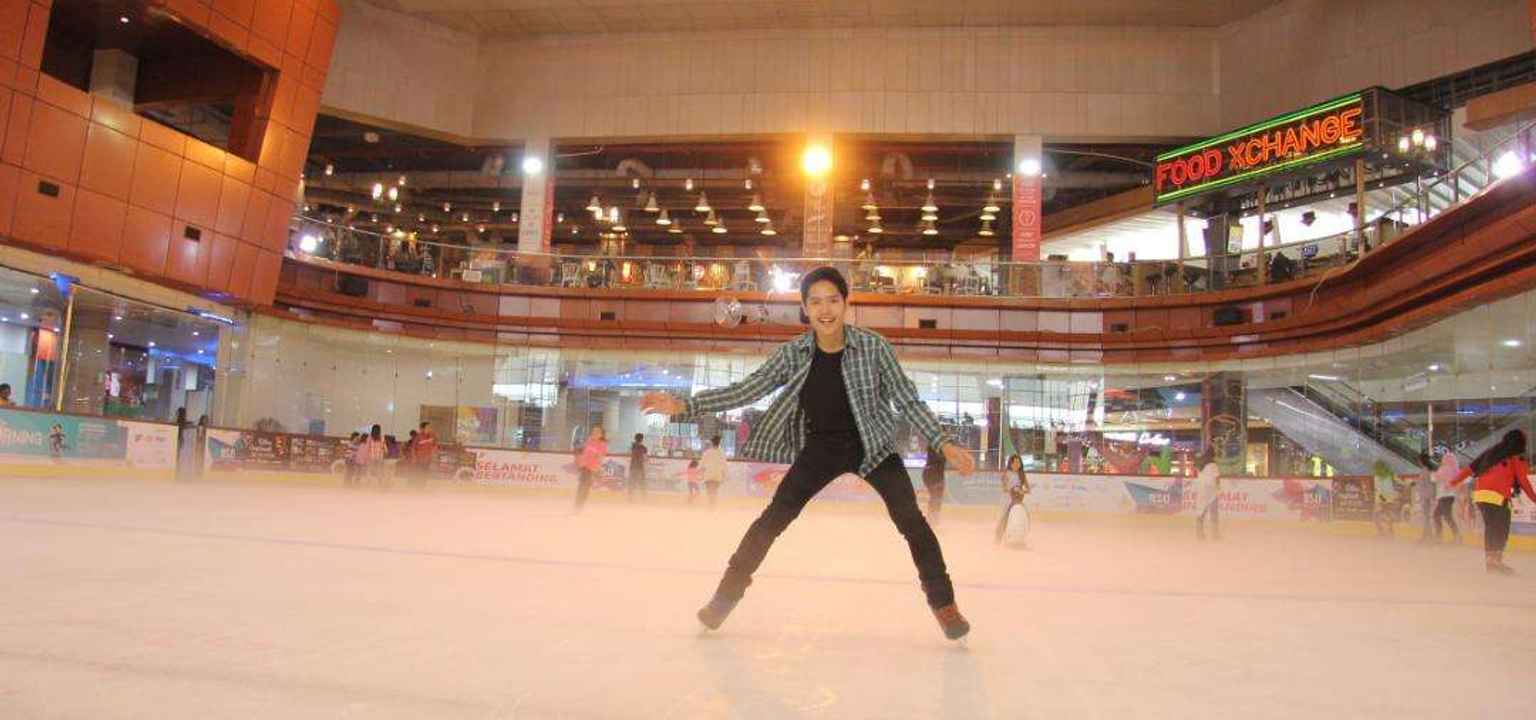 Liburan Ala Musim Dingin di Ice Skating Bintaro BX Ice Rink