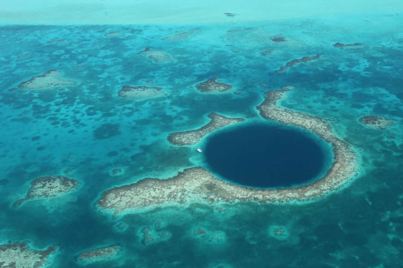 The Great Blue Hole, Belize - Wisata Bawah Laut Terindah di Dunia