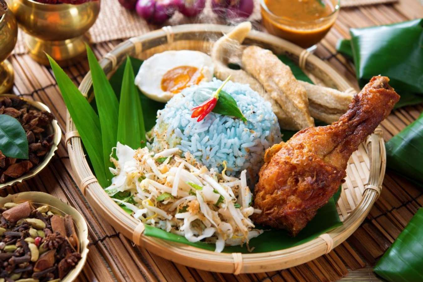 Nasi Kerabu - Makanan Khas Malaysia