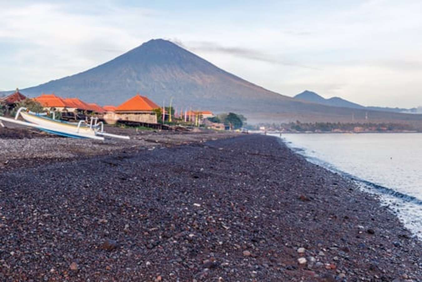 Pantai dengan Pemandangan Matahari Terbit